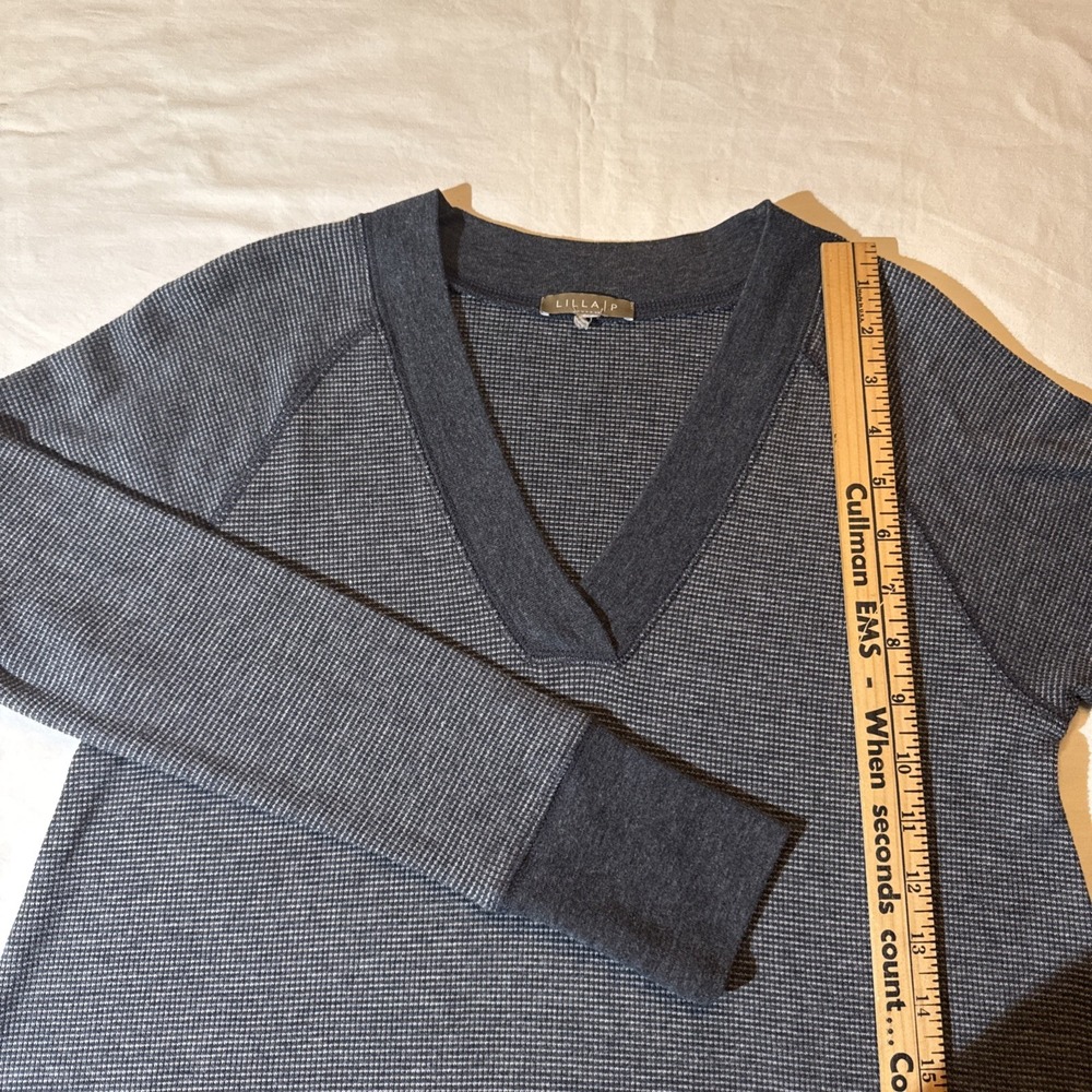 Lilla P Gray Knit Style Stretch Top Size M Long Sleeve V Neck